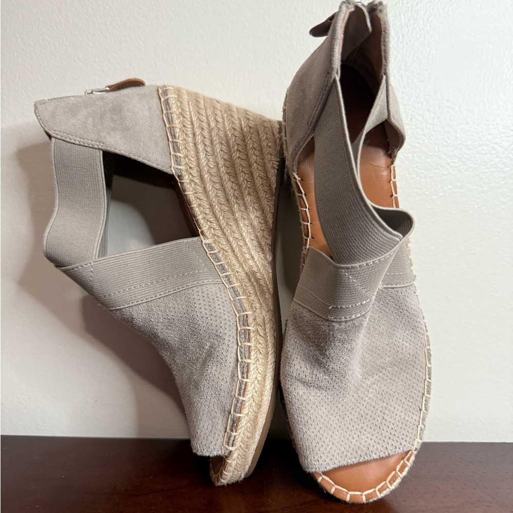 Gentle Souls by Kenneth Cole “Charli” Stylish Beige Wedge Sandals size 7
